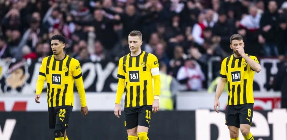 Jude Bellingham, Marco Reus y Salih Ozcan del Borussia Dortmund tras empatar con el Stuttgart en el encuentro de la Bundesliga.