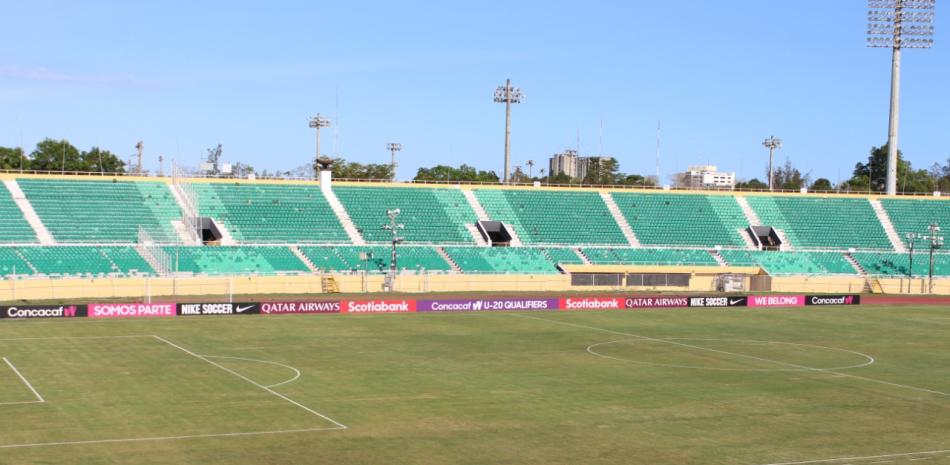 Vista del nuevo césped que presenta el estadio olímpico Félix Sánchez.