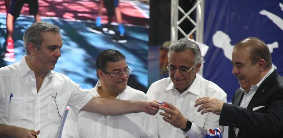 El presidente Luis Abinader realiza el corte de cinta simbólico para entregar el polideportivo en Los Alcarrizos.