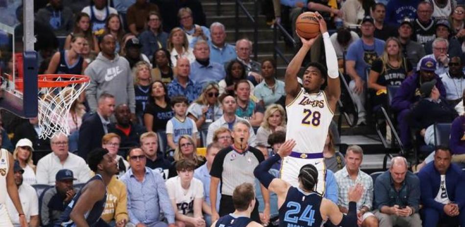 Rui Hachimura busca encestar dos de sus puntos en el triunfo de los Lakers.