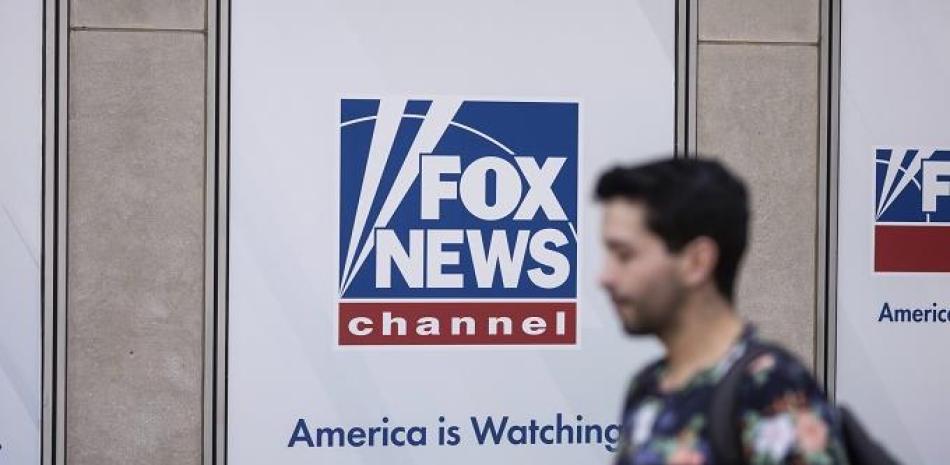 Un hombre pasa frente a la sede de Fox News en New York. Foto: AP