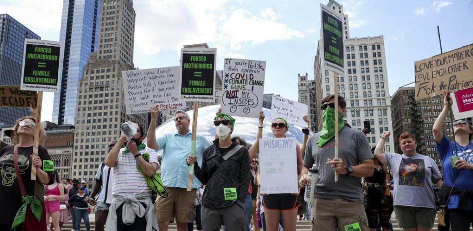 La gente se reúne frente a Cloud Gate en Millennium Park durante una manifestación en apoyo del derecho al aborto el sábado 15 de abril de 2023 en Chicago. (Shanna Madison/Chicago Tribune vía AP)