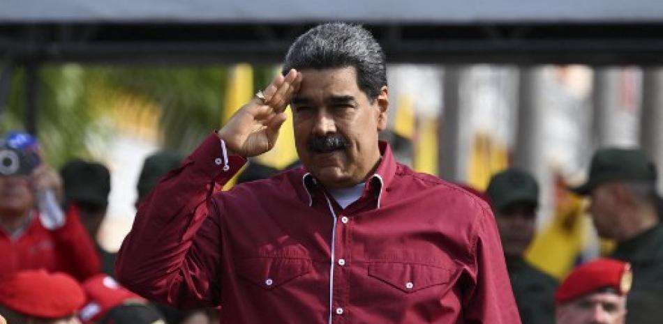El presidente de Venezuela, Nicolás Maduro, hace un gesto durante un mitin después de una marcha para conmemorar el 21 aniversario del regreso al poder del difunto presidente venezolano Hugo Chávez (1999-2013) después del fallido golpe de estado de 2002, en Caracas el 13 de abril de 2023.
YURI CORTEZ / AFP