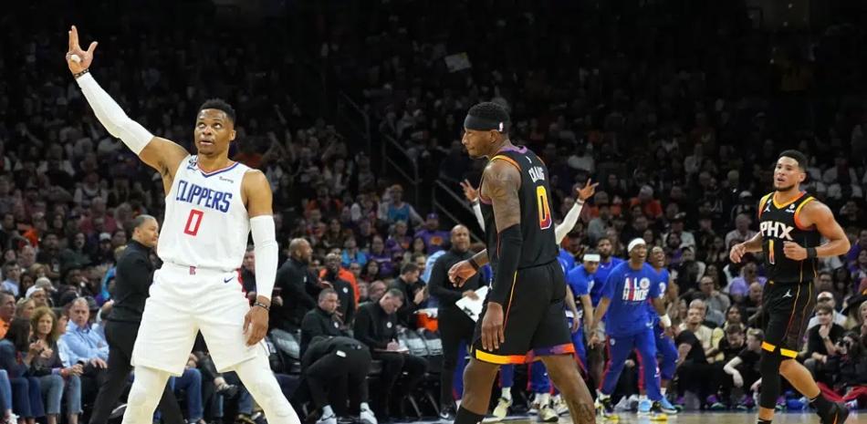 Russell Westbrook (0), de los Clippers, celebra después de encestar un triple en contra de los Suns durante el Juego 1 de la serie de primera ronda de playoffs de la NBA.