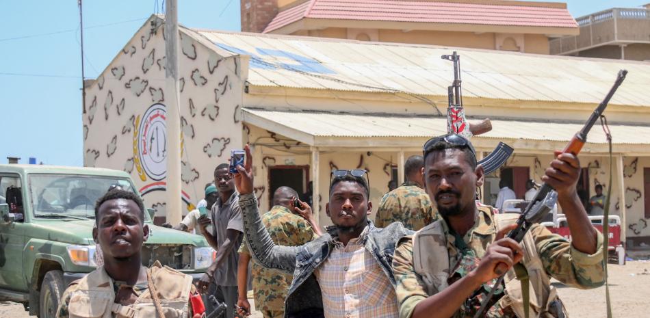 Esta fotografía tomada el 16 de abril de 2023 muestra a soldados del ejército sudanés, leales al jefe del ejército Abdel Fattah al-Burhan, posando para una fotografía en la base de las Fuerzas de Apoyo Rápido (RSF, por sus siglas en inglés) en la ciudad de Puerto Sudán, en el Mar Rojo. AFP