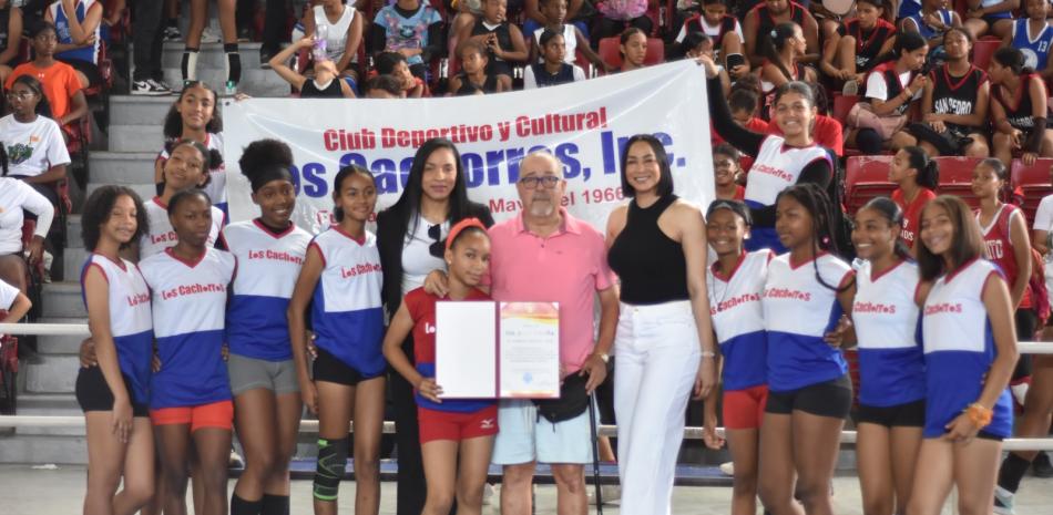 Milagros Cabral y Gina Mambrú figuran junto con un grupo de niñas que dieron apertura a su torneo.