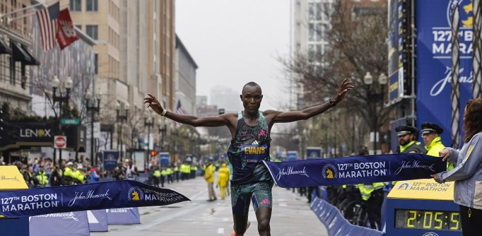 El keniano Evans Chebet cruza la meta para ganar la rama masculina del Maratón de Boston.