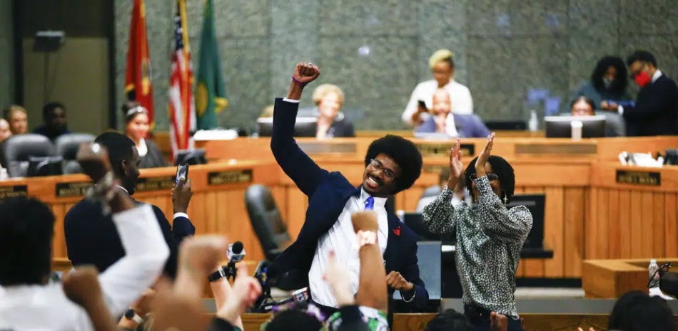 Justin Pearson celebra con simpatizantes después de ser reincorporado como legislador de la Cámara de Representantes de Tennessee, el miércoles 12 de abril de 2023. (Foto, Chris Day/The Commercial Appeal vía AP, Archivo)