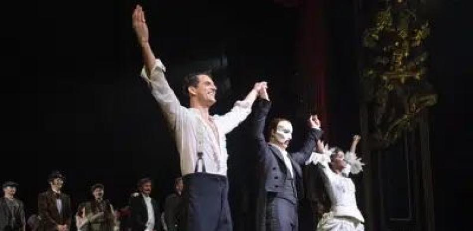 El elenco de "El Fantasma de la Ópera" aparece al final para despedirse. Foto: AP
