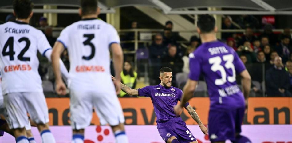 Cristiano Biraghi de la Fiorentina remata en el empate 1-1 contra Atalanta en la Serie A italiana.