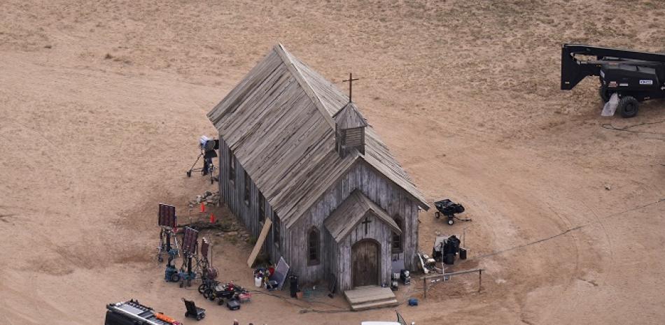 Esta foto aérea muestra el set de filmación de "Rust" en Bonanza Creek Ranch en Santa Fe, Nuevo México, el sábado 23 de octubre de 2021. (Foto AP/Jae C. Hong, archivo)