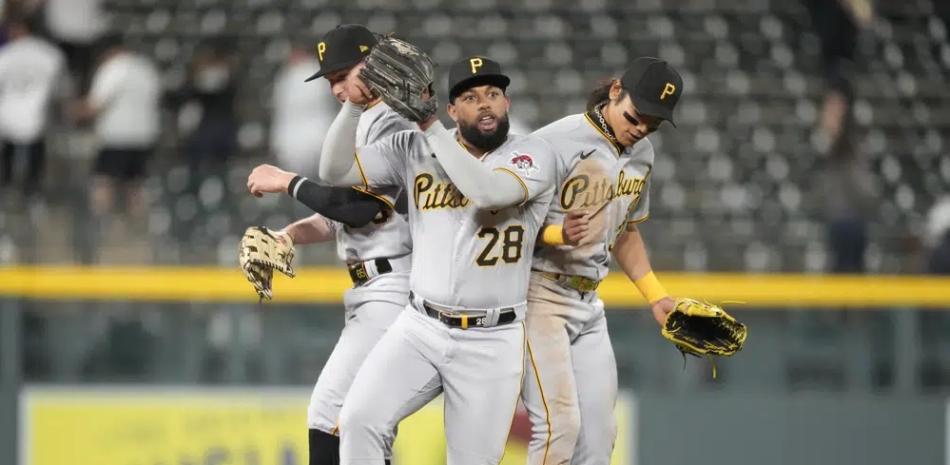 De izquierda a derecha, los jardineros Jack Suwinski, Canaan Smith-Njigba y Ji Hwan Bae, de los Piratas, celebran después del partido contra de los Rockies de Colorado.