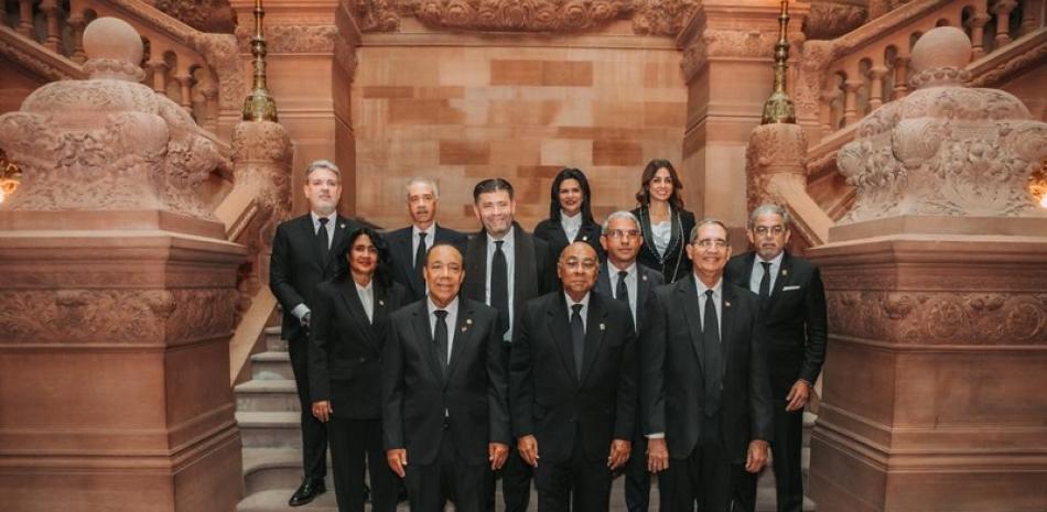 Los jueces que integran el Pleno del Tribunal Constitucional de la República Dominicana (TCRD) junto al juez presidente de Corte de Nueva York, Anthony Cannataro y demás miembros. Fuente externa.