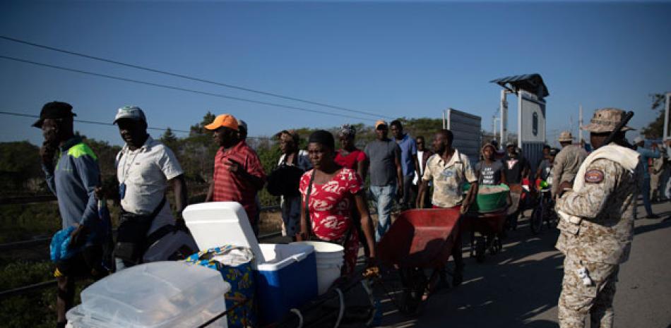 El gobierno de Luis Abinader ha dispuesto en varias ocasiones el reforzamiento militar de la frontera para evitar la penetración de haitianos.