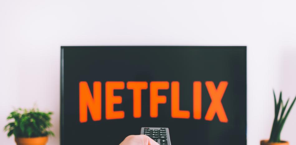 Netflix anunció este martes el cierre de su servicio de venta de películas y series en formato DVD a domicilio después de 25 años en funcionamiento y 5.200 millones de discos vendidos. Foto: Unsplash