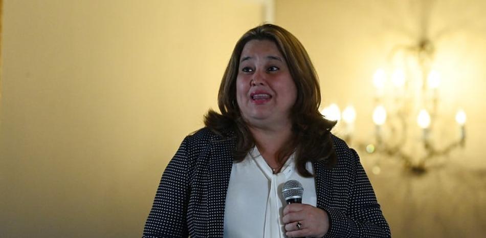 La Viceministra de Seguridad de Honduras, Julissa Villanueva, habla en conferencia de prensa sobre las nuevas medidas que se tomarán en 25 centros penitenciarios para desmantelar las estructuras criminales encabezadas por las pandillas Barrio-18 y Mara Salvatrucha (MS-13) en la sala Morazán del Casa Presidencial en Tegucigalpa, el 18 de abril de 2023.
