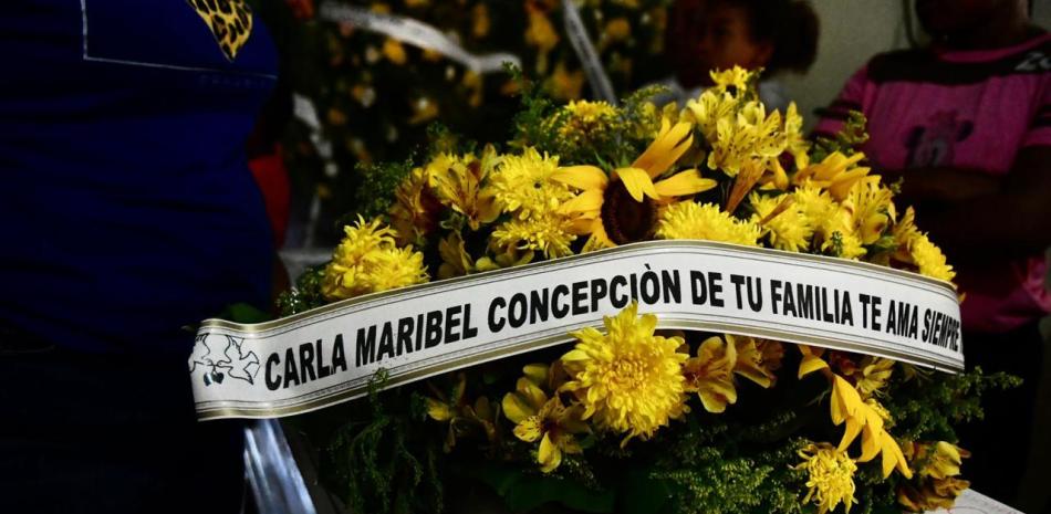 Momento en que eran velados los restos de la adolescente Carla Maribel Contreras en el sector Los Guandules del Distrito Nacional. Foto: Jorge Martínez | Listín Diario.