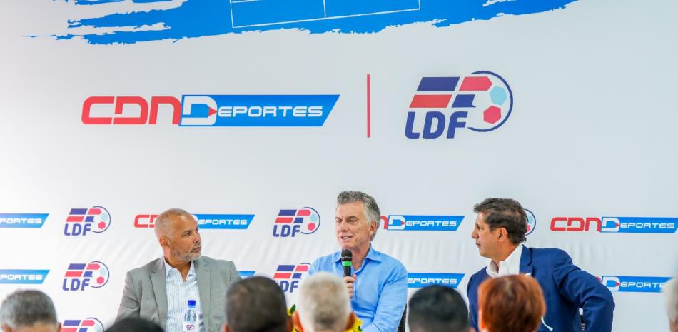 El expresidente de Argentina Mauricio Macri, en su visita a las instalaciones de la Liga Dominicana de Fútbol, junto a Manuel Estrella, presidente de la LDF y a Rubén García, presidente de Fedofutbol.