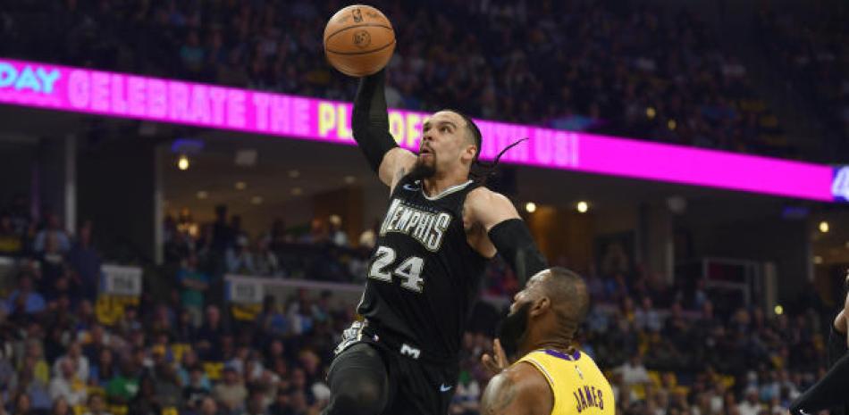 Desmond Bane, de los Grizzlies, se eleva ante la vista de LeBron James, de los Lakers, durante el partido de la primera ronda de los playoffs de la Conferencia Oeste de la NBA.