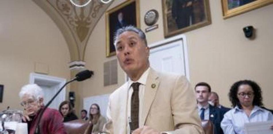 El congresista Mark Takano, centro, demócrata por California, habla durante un debate por un proyecto de ley sobre deportistas transgénero, en el Capitolio de Washington.