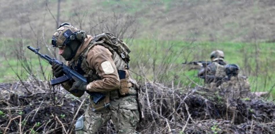 Los militares pertenecientes a la brigada de asalto "Spartan" de la Guardia Nacional de Ucrania participan en ejercicios militares en la región de Kharkiv el 20 de abril de 2023, en medio de la invasión rusa de Ucrania.
SERGEY BOBOK / AFP