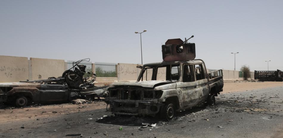 Los vehículos militares destruidos se ven en el sur de Jartum, Sudán, el jueves 20 de abril de 2023.AP