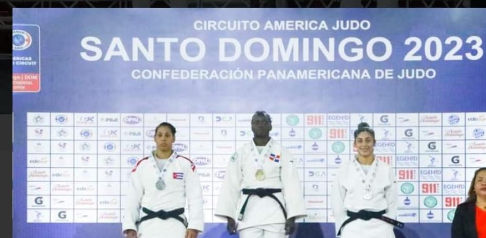 Eiraima Silvestre, centro, en la premiación junto a Nairelis Fuente, de Cuba, y Sairy Colón, de Puerto Rico.