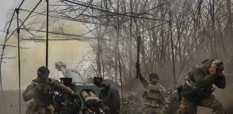 Soldados ucranianos emplean un obús D-30 en el frente cerca de Bájmut, en la región de Donetsk, Ucrania, el miércoles 19 de abril de 2023. (Roman Chop via AP