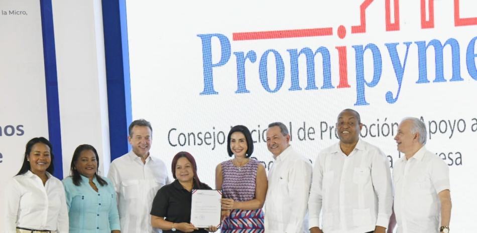 Primera dama encabeza acto de entrega de 470 Millones de pesos en préstamos a emprendedores (o Mipymes) en SDO / Jose Alberto Maldonado