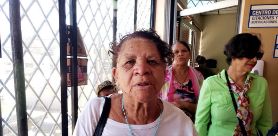 Familiares de profesor en el tribunal de Constanza.