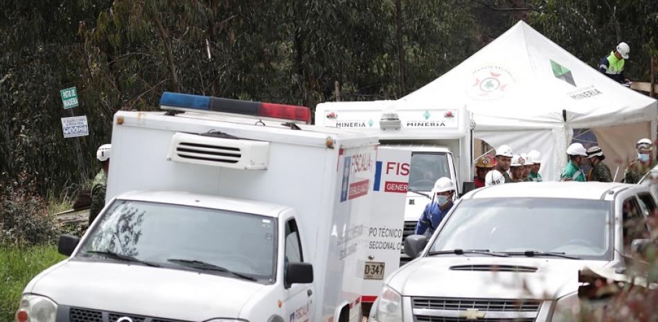 Los equipos de rescate trabajan después de una explosión en una mina de carbón en Cucunuba, Colombia, el 20 de abril de 2023. Tres personas murieron y otras cuatro están desaparecidas en una mina de carbón en el centro de Colombia luego de una explosión en dos pozos interconectados. Foto: AFP