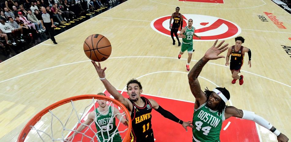 Trae Young, de los Hawks, realiza un intento al canasto sobre la defensa de Robert Williams III, de los Celtics, en el partido del viernes por la noche en los playoffs de la NBA.