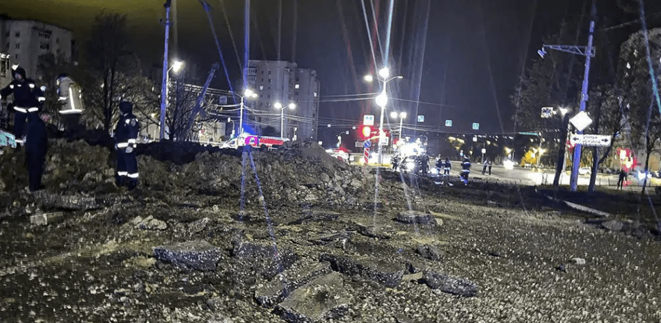 Esta foto difundida por el gobernador de la ciudad rusa de Belgorod, Vyacheslav Gladkov, muestra el enorme cráter que dejó la caída accidental de una poderosa bomba desde un avión de guerra ruso, el viernes 21 de abril de 2023. (Canal del gobernador de la región de Belgorod, Vycheslav Gladkov, en Telegram vía AP)