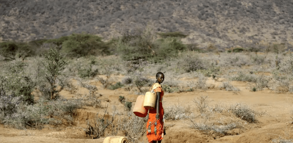 Una mujer samburu va a buscar agua durante una sequía el condado de Samburu, Kenia, 16 de octubre de 2022. Tras meses de análisis del clima de 2022, la Organización Meteorológica Mundial dice que el año pasado fue realmente tan desastroso como lo pareció. (AP Foto/Brian Inganga, File)