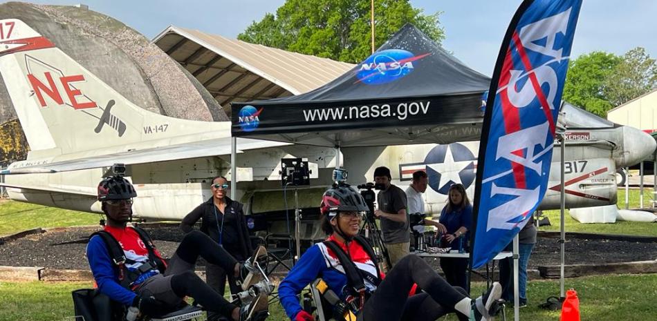 El grupo se encuentra en Huntsville, Alabama, en el Centro de Investigación y Desarrollo de la NASA, donde tiene lugar este año la competencia.

Fotos vía Apolo 27.