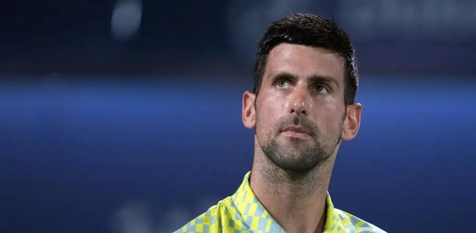 ARCHIVO - El serbio Novak Djokovic mira hacia arriba durante los cuartos de final del Dubai Duty Free Tennis Championships en Dubái, Emiratos Árabes Unidos. (AP Photo/Kamran Jebreili, File)