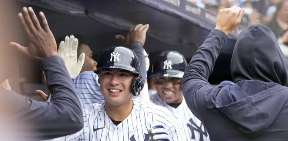 Anthony Volpe celebra en el clubhouse luego de conectar su cuadrangular de dos vueltas en la octava entrada.