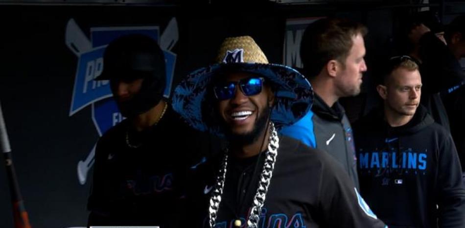 Bryan De La Cruz celebra con el sombrero en la banca de los Marlins, después de conectar su segundo jonrón del año.
