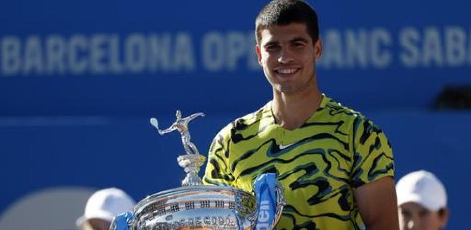 El español Carlos Alcaraz posa con el trofeo tras ganar la final del Abierto de Barcelona al superar al griego Stefanos Tsitsipas el domingo.