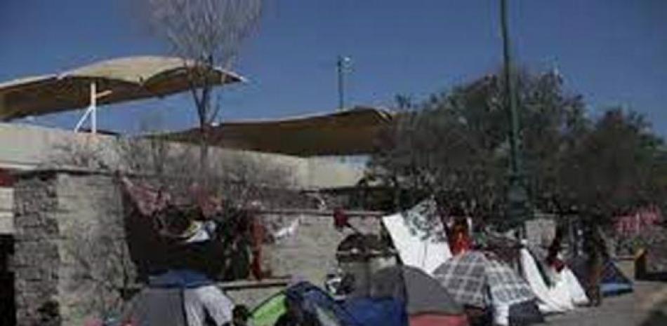 Acampada de migrantes justo afuera del centro de detención de migrantes en el que murieron más de tres docenas de personas en el incendio en una de las celdas, en Ciudad Juárez, México, el jueves 20 de abril de 2023. AP.