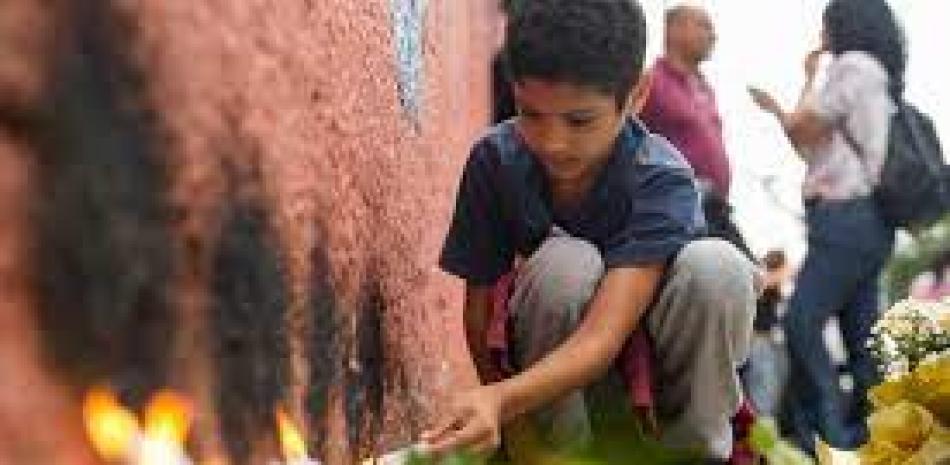 Un alumno de la escuela pública Thomazia Montoro enciende una vela durante una vigilia por la paz en Sao Paulo, Brasil, 28 de marzo de 2023, después que en la víspera un alumno apuñaló a un maestro. Brasil enfrenta una ola de violencia en las escuelas. AP.