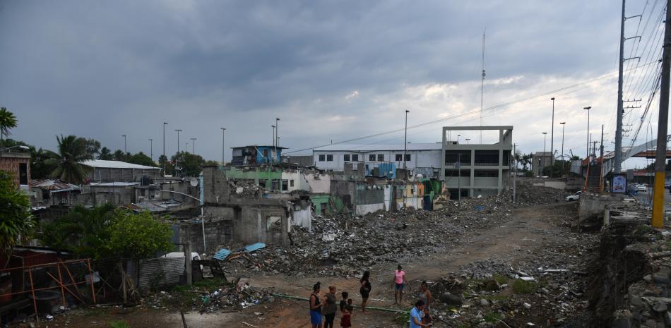 Los vecinos del sector Respaldo Alameda están reclamando que los desalojen porque temen un desplome de sus casas.