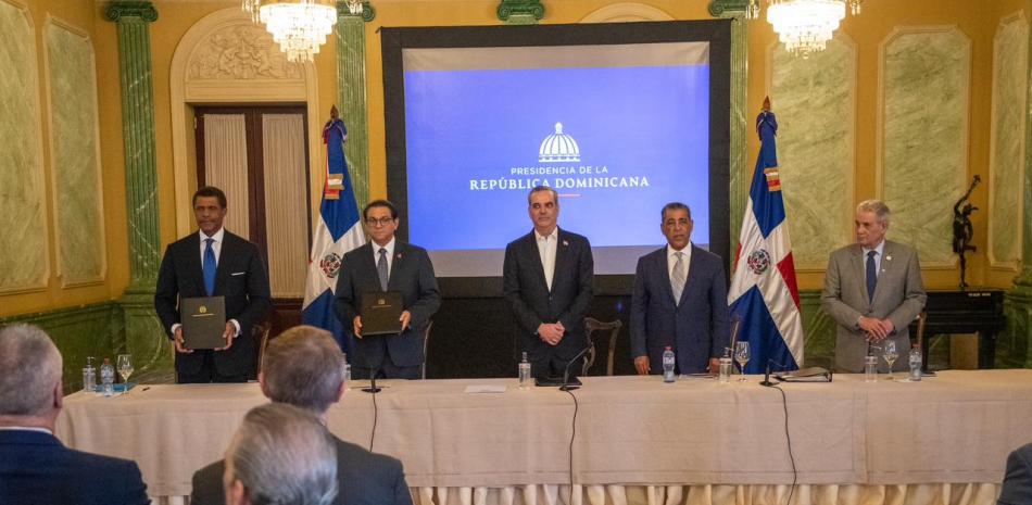 El presidente Luis Abinader encabezó la firma del acuerdo.