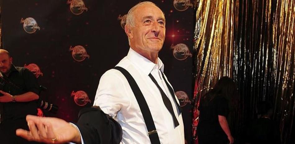 Len Goodman posa cuando llega a la sesión fotográfica "Strictly Come Dancing" en Elstree Studios en Londres, el 3 de septiembre de 2013. (Ian West/PA vía AP, archivo)