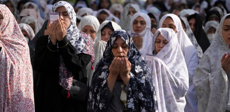 Fieles iraníes realizan la oración de Eid al-Fitr que marca el final del mes sagrado de ayuno musulmán de Ramadán, en Teherán, Irán, el sábado 22 de abril de 2023. (Foto AP/Vahid Salemi)