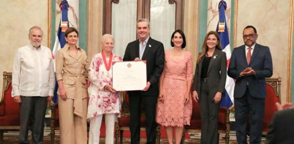 El presidente Luis Abinader condecora a Rosa Margarita Bonetti, en el Palacio Nacional.