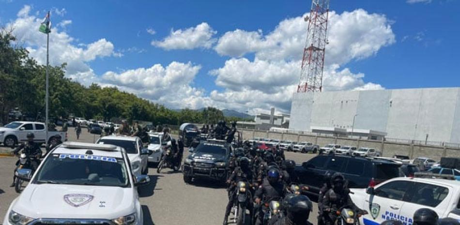 Cientos de efectivos de la Policía Nacional fueron despachados a la región del Cibao, en medio del llamado a huelga por 48 horas, para este lunes, convocado por el Frente de Lucha Unidad y Progreso, en demanada de varias reivindicaciones sociales y económicas.