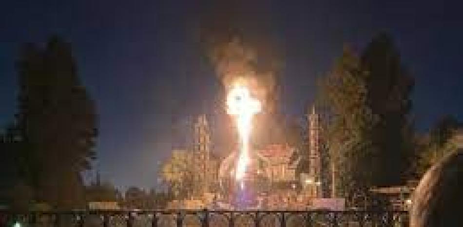 Esta foto cortesía de Shawna Bell muestra un incendio durante el espectáculo "Fantasmic" en la sección de la Isla de Tom Sawyer del complejo Disneyland, el sábado 22 de abril de 2023, en Anaheim, California. AP.