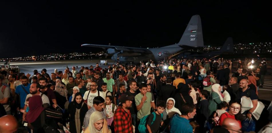 Jordanos evacuados de Sudán llegan a un aeropuerto militar en Amman, Jordania, el lunes 24 de abril de 2023. (AP Photo/Raad Adayleh)