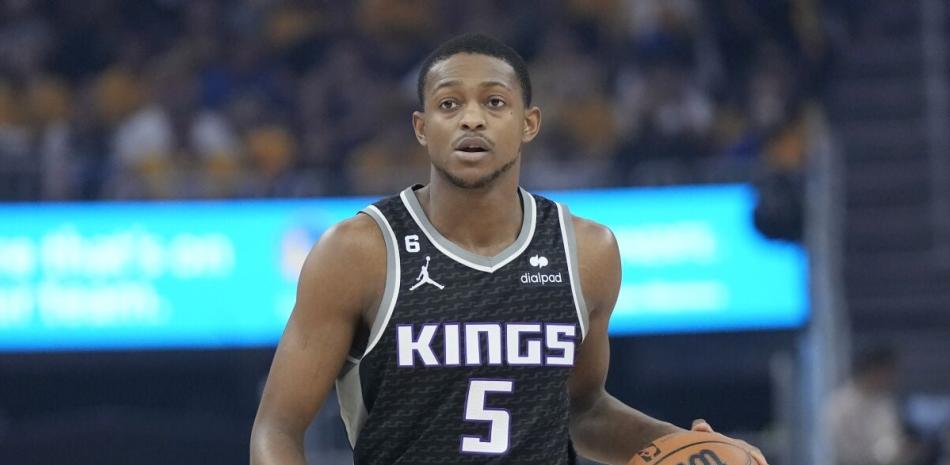 De'Aaron Fox (5) de los Kings de Sacramento durante el cuarto partido de la serie contra los Warriors de Golden State, el domingo en San Francisco.